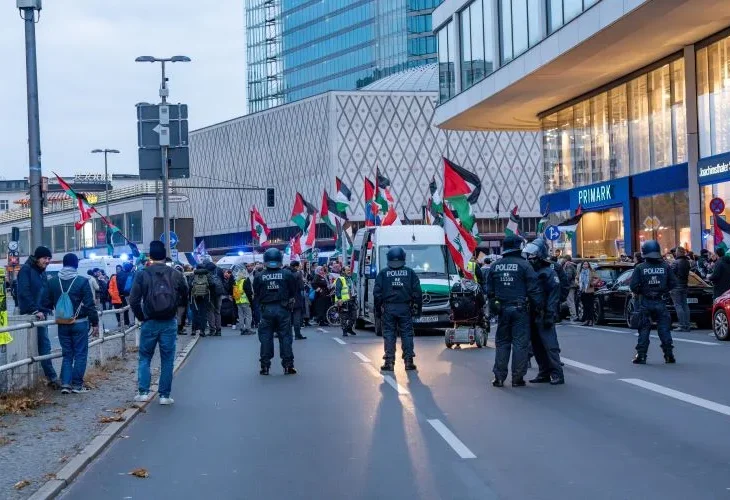 הפגנות פרו פלסטיניות בגרמניה (צילום: שאטרסטוק)