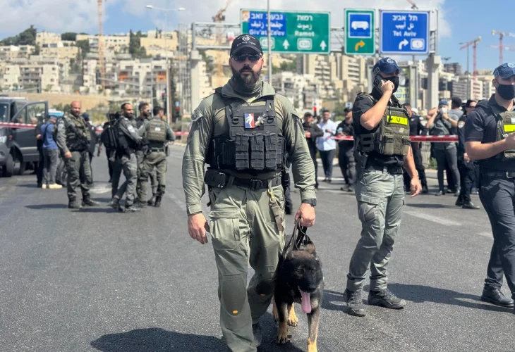 זירת הפיגוע ברמות (צילום: דוברות המשטרה)