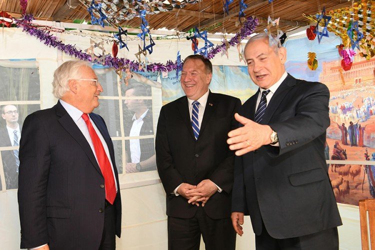 נתניהו, פומפאו והשגריר דיוויד פרידמן בסוכת ראש הממשלה בירושלים (צילום: עמוס בן גרשום, לע"מ)