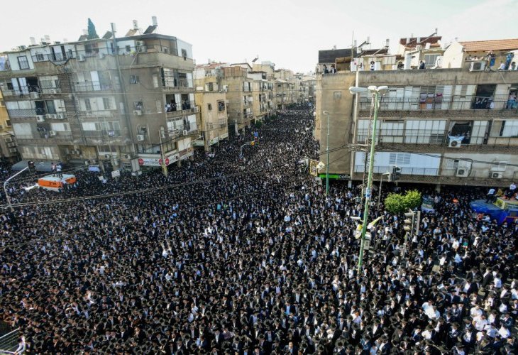 מסע ההלוויה של הרב ניסים קרליץ זצ"ל, היום (צילום: פלאש 90)