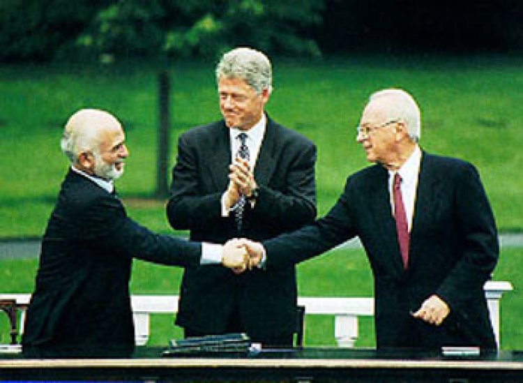 לחיצת היד בין חוסיין לרבין, כשברקע הנשיא קלינטון במעמד "הצהרת וושינגטון", ספטמבר 1994 (צילום: ממשלת ארצות הברית)