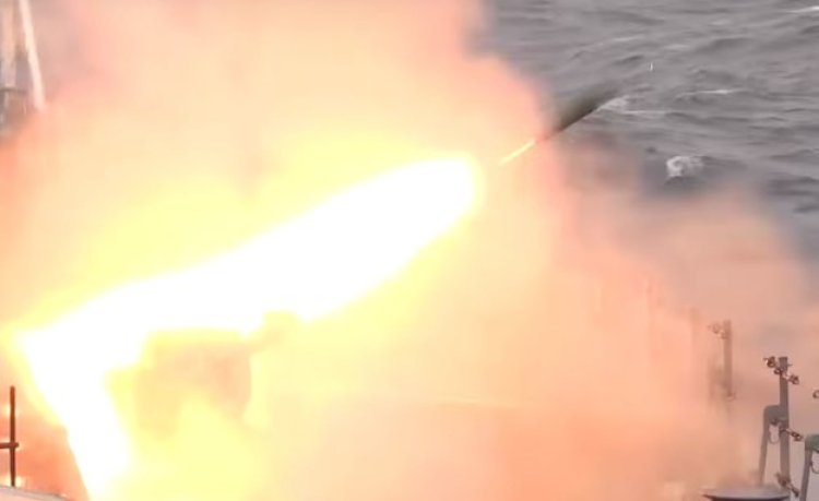 שיגור טילים רוסיים בים התיכון (צילום: Минобороны России@YouTube)