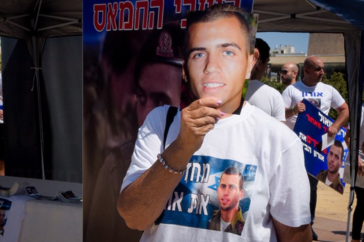 הפגנה למען שחרורם של אורון שאול והדר גולדין (צילום: פלאש 90)