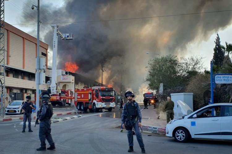 השריפה במפעל בשדרות בעקבות נפילת הרקטה (צילום: פלאש 90)