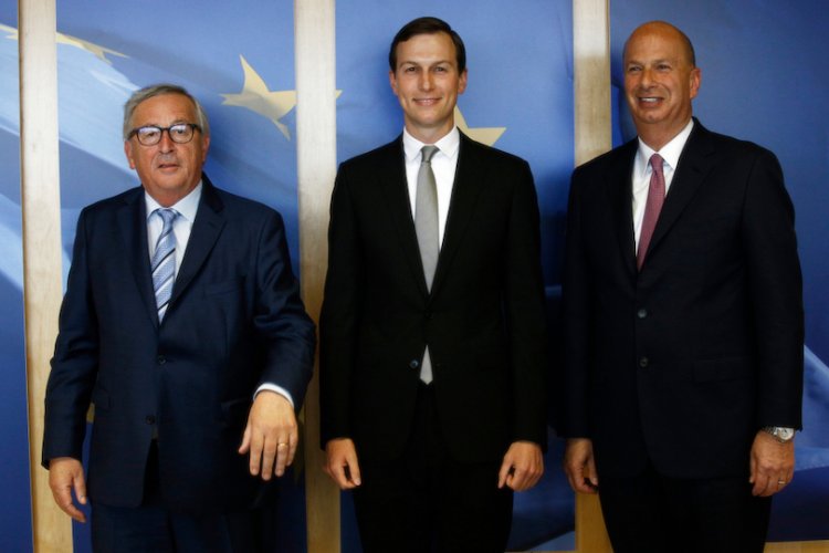 סונדלנד (מימין) עם יועצו של טראמפ ונשיא הנציבות האירופית (צילום: שאטרסטוק)