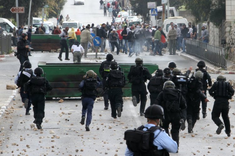 כוחות הביטחון מתעמתים עם פלסטינים (צילום: פלאש 90)