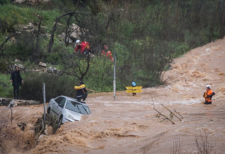 חילוץ רכב שנתקע בהצפות בהר סמוך לירושלים (צילום: פלאש 90)