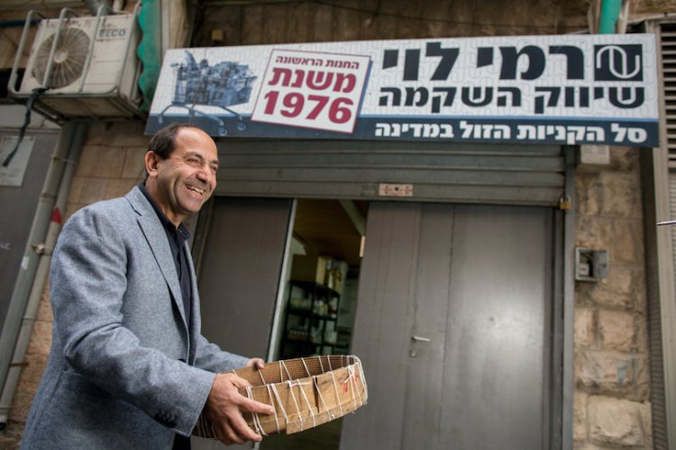 רמי לוי על רקע החנות הראשונה במחנה יהודה  (צילום: פלאש 90)