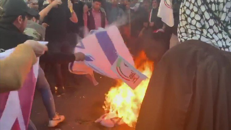 מפגינים שורפים דגל ישראל מול השגרירות בבגדד 