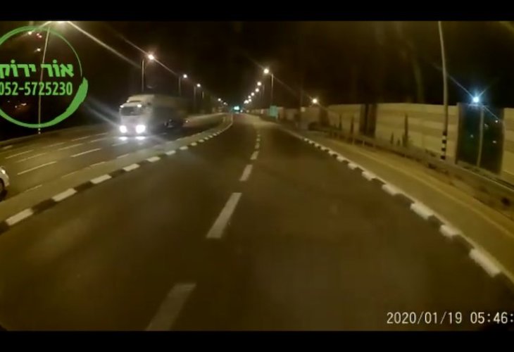 הרכב נכנס לנתיב הנגדי (צילום: אור ירוק)