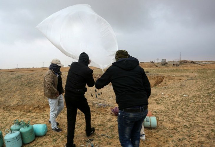 הכנת בלון נפץ לשיגור מרצועת עזה (צילום: עבד רחים ח’טיב, פלאש 90)