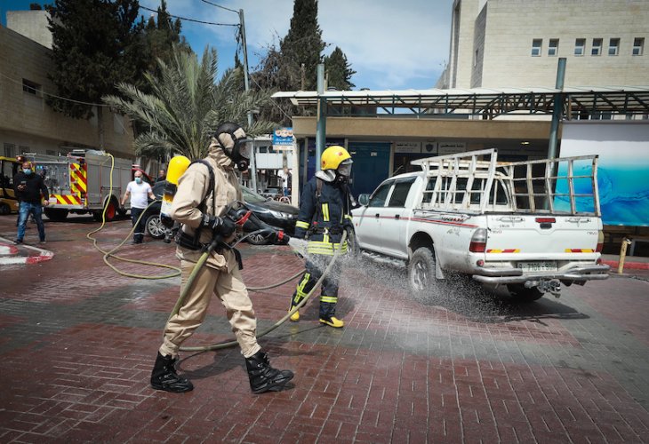 חיטוי חניון בית חולים בבית לחם, היום (צילום: פלאש 90)