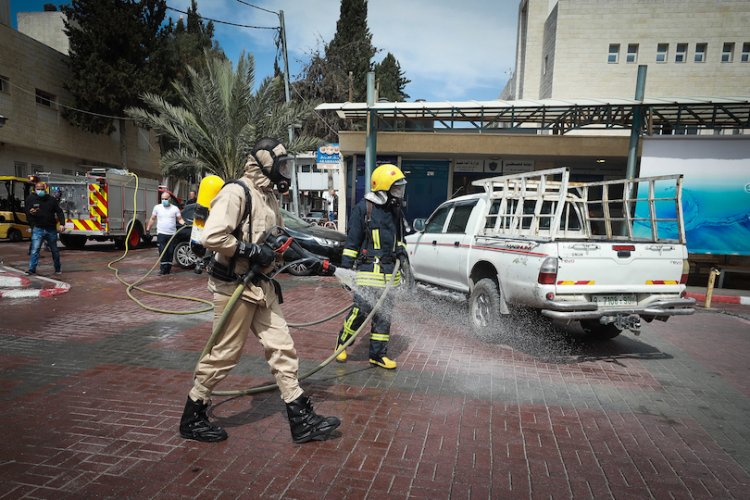 חיטוי חניון בית חולים בבית לחם, היום (צילום: פלאש 90)