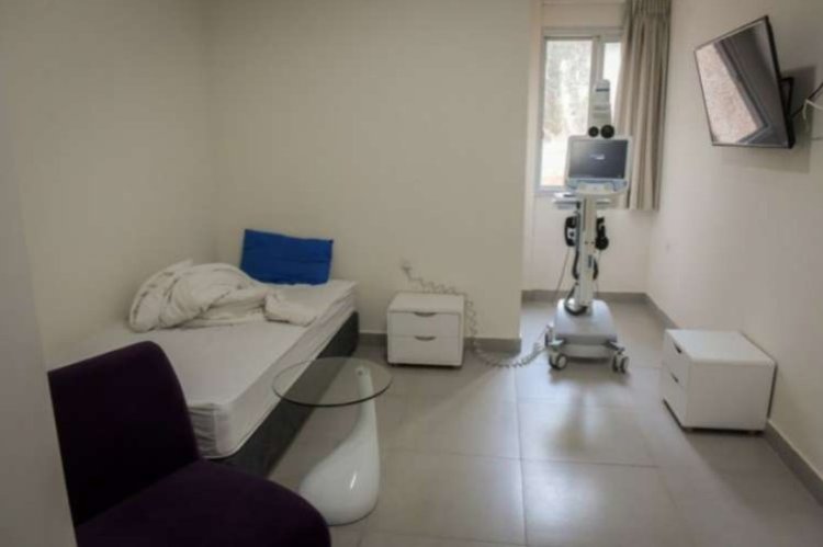 חדר בידוד בבית החולים שיבא (צילום: אבשלום שושני, פלאש 90)