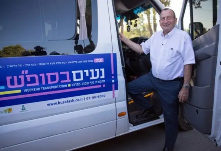 רון חולדאי מציג את קווי השבת (צולם ביום חול. מרים אלסטר. פלאש 90)