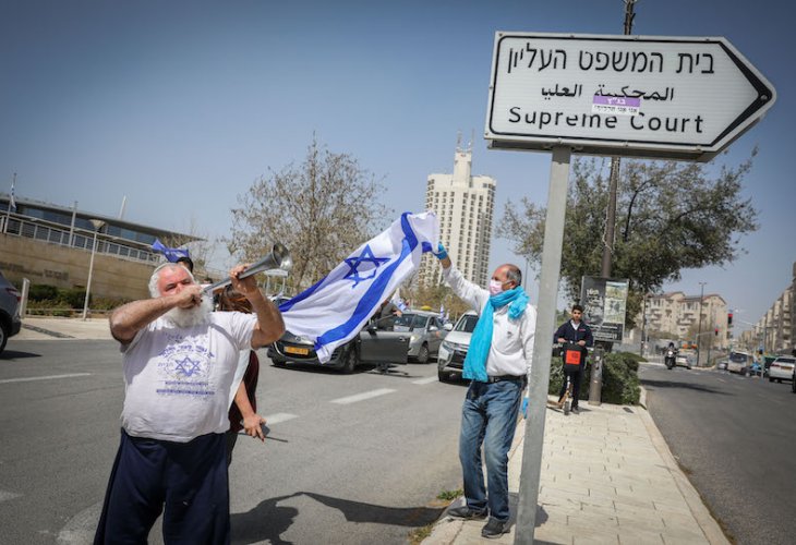 מפגינים מחוץ לבית המשפט העליון, היום (צילום: אוליבייה פיטוסי, פלאש 90)