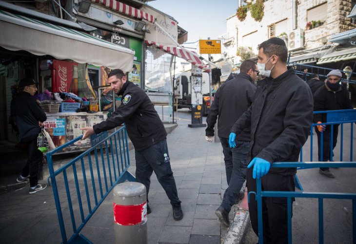 המשטרה סוגרת את שוק מחנה יהודה, היום (צילום: יונתן זינדל, פלאש 90)