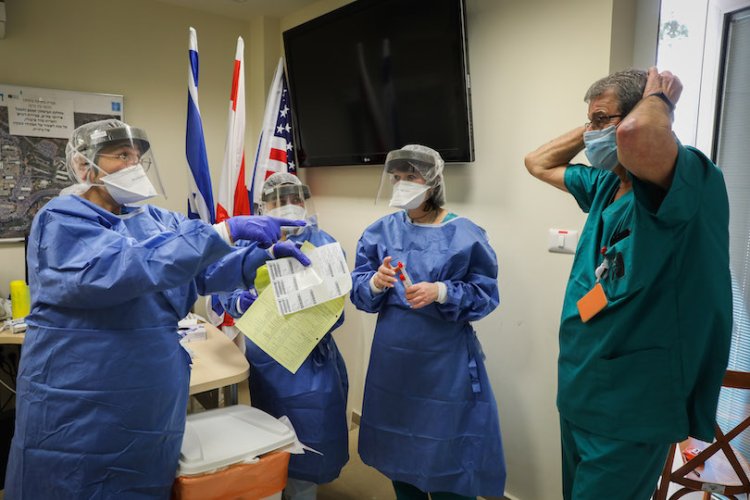 צוותי הרפואה בהדסה עין כרם, היום (צילום: יוסי זמיר, פלאש 90)