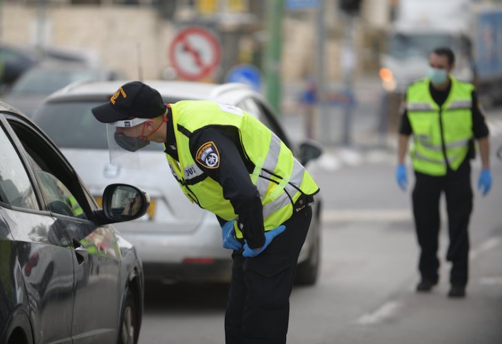 שוטרים בכניסה לבני ברק, היום (צילום: גילי יערי, פלאש 90)