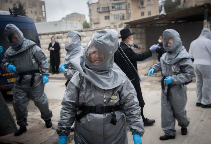 עובדי חברה קדישא בבית ההלוויות שמגר בירושלים, היום (צילום: יונתן זינדל, פלאש 90)