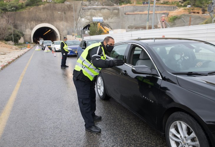 מחסום משטרתי לאכיפת הסגר הכלל בכביש 60 מחוץ לירושלים, ביום שישי (צילום: נתי שוחט, פלאש 90)