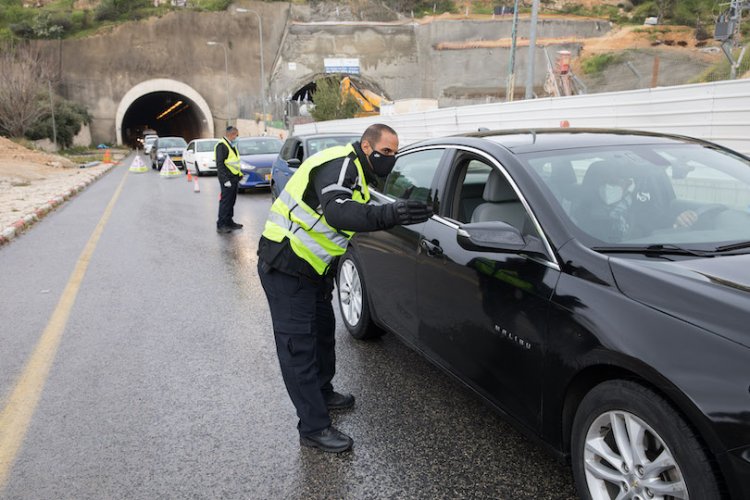 מחסום משטרתי לאכיפת הסגר הכלל בכביש 60 מחוץ לירושלים, ביום שישי (צילום: נתי שוחט, פלאש 90)