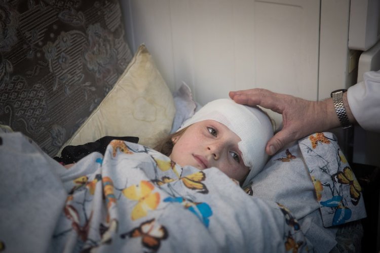 זיסל בת ה-8 שנפגעה מרימון ההלם (צילום: יונתן זינדל, פלאש 90)