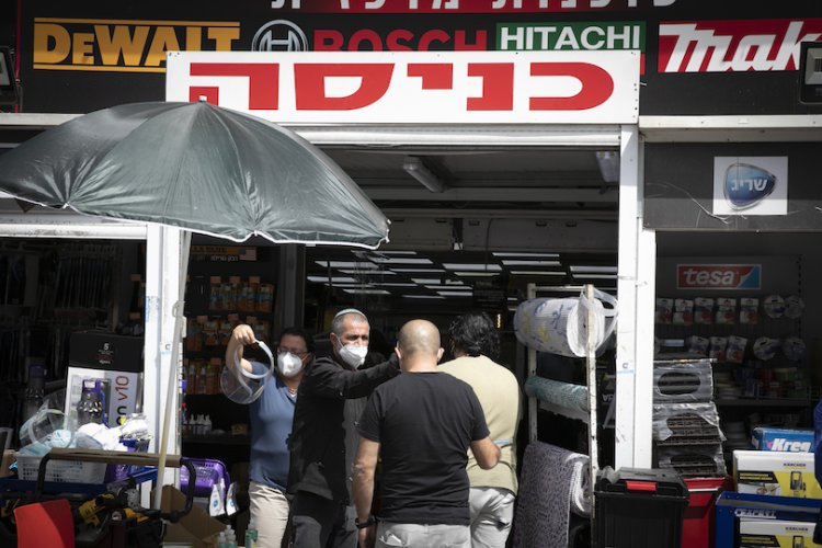 ישראלים קונים מוצרי חשמל בירושלים, היום (צילום: אוליבייה פיטוסי, פלאש 90)