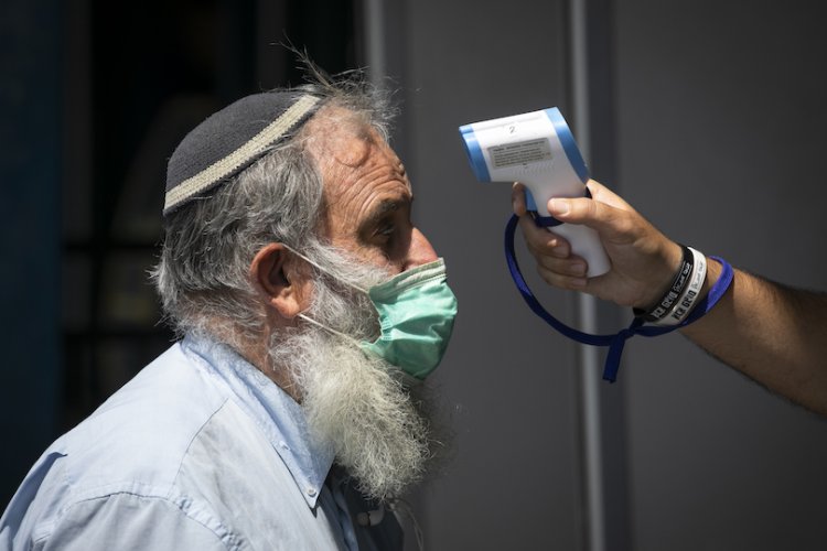 בדיקת חום בתחנה המרכזית בירושלים, היום (צילום: אוליבייה פיטוסי, פלאש 90)