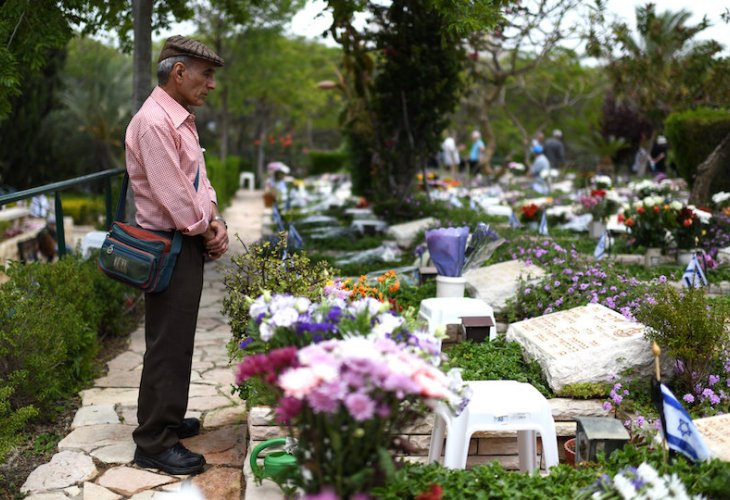 אב שכול על קבר בנו בבית עלמין צבאי ביום הזיכרון, 2019 (צילום: גילי יערי, פלאש 90)