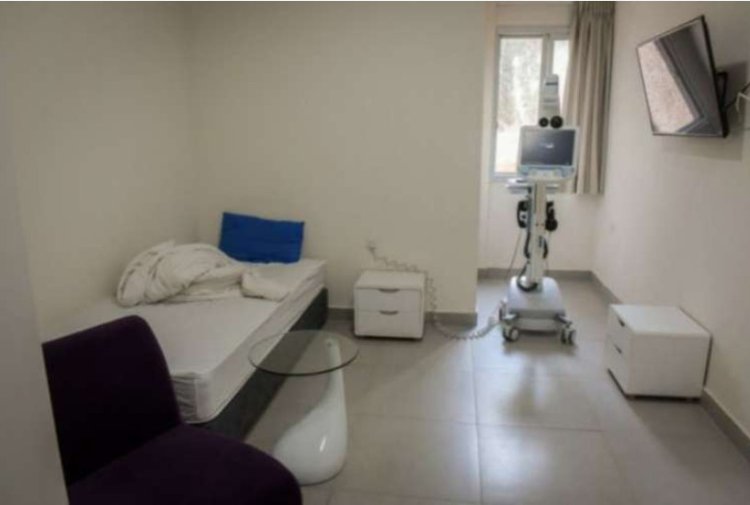 חדר בידוד בבית החולים שיבא (צילום: אבשלום ששוני, פלאש 90)