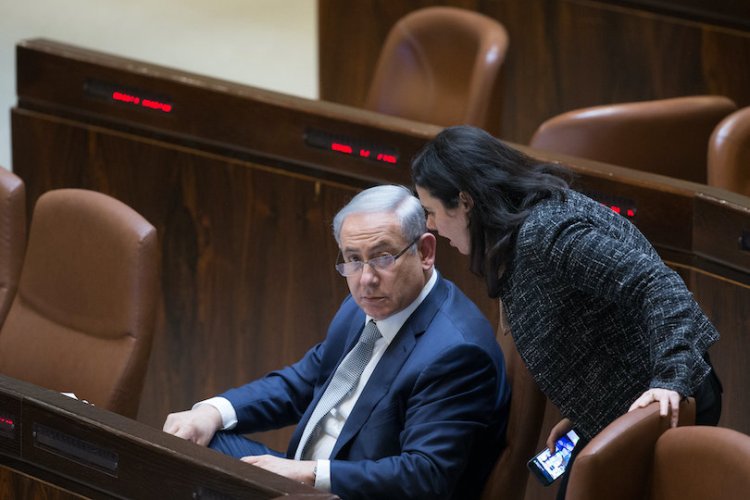 שקד ונתניהו במליאת הכנסת, ב-2016 (צילום: יונתן זינדל, פלאש 90)