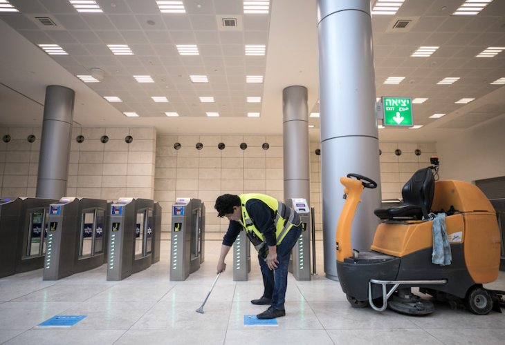 ההכנות לפתיחה מחודשת של נתב"ג, בסוף השבוע (צילום: אוליבייה פיטוסי, פלאש 90)