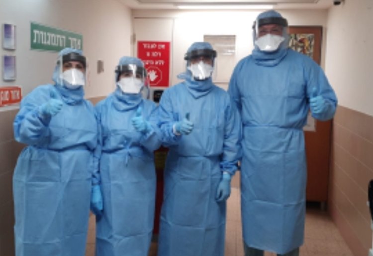 צוות היחידה לטיפול באירועים מיוחדים לטיפול בחולי קורונה בסורוקה (צילום: דוברות סורוקה)