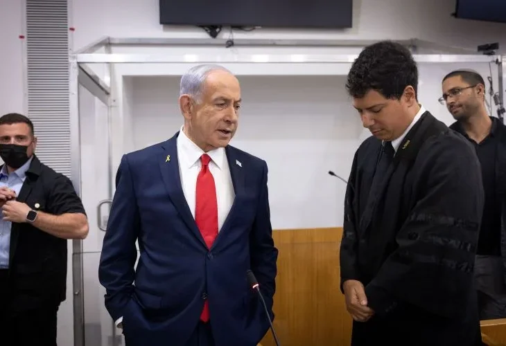 נתניה וסנגורו בבית המשפט (צילום: מרים אלסטר, פלאש90)