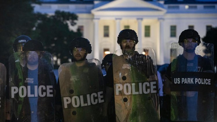 שוטרים על רקע הבית הלבן (צילום: AFP)