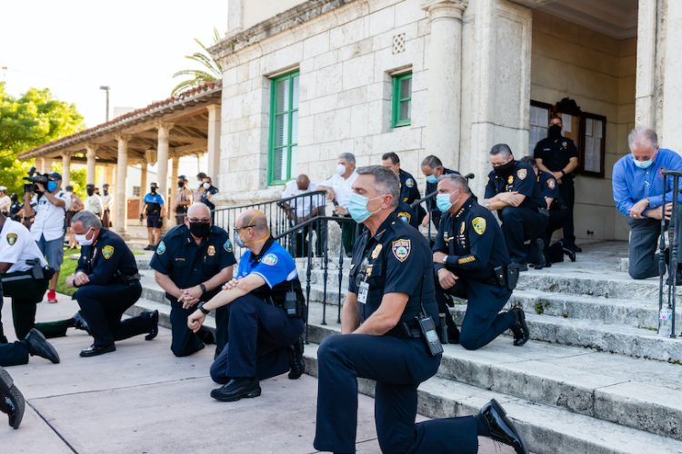שוטרים בפלורידה מדגימים אחיזת חנק, כאות הזדהות עם המפגינים (צילום: שאטרסטוק) 