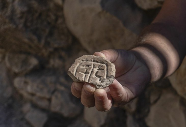 חותם עשוי שבר כלי חרס גדול מהתקופה הפרסית (צילום: שי הלוי, רשות העתיקות)