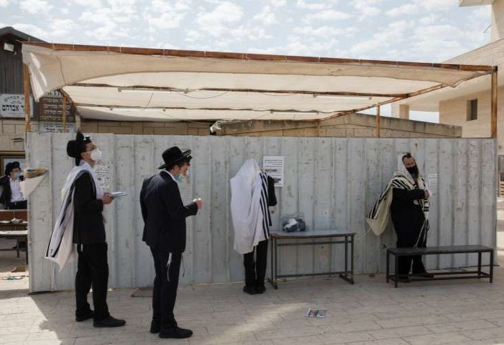 תפילה מחוץ לבית כנסת, תמונת ארכיון (צילום: נתי שוחט, פלאש 90)