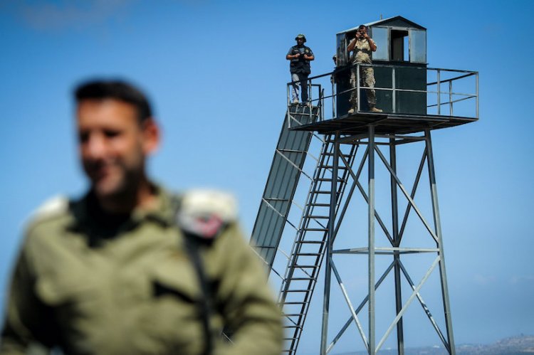 חייל לבנוני ולוחם חיזבאללה במגדל שמירה בגבול לבנון, ב-2018 (צילום: פלאש 90)