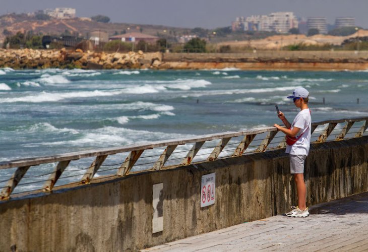 ילד משקיף על נמל תל אביב (צילום: פלאש 90)