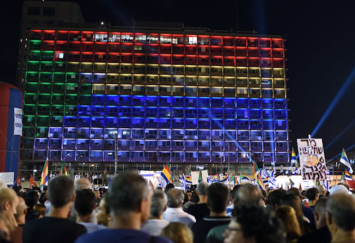 בניין העירייה מואר בצבעי דגל דרוזים כמחאה נגד חוק הלאום, ב-2018 (צילום: גילי יערי, פלאש 90)