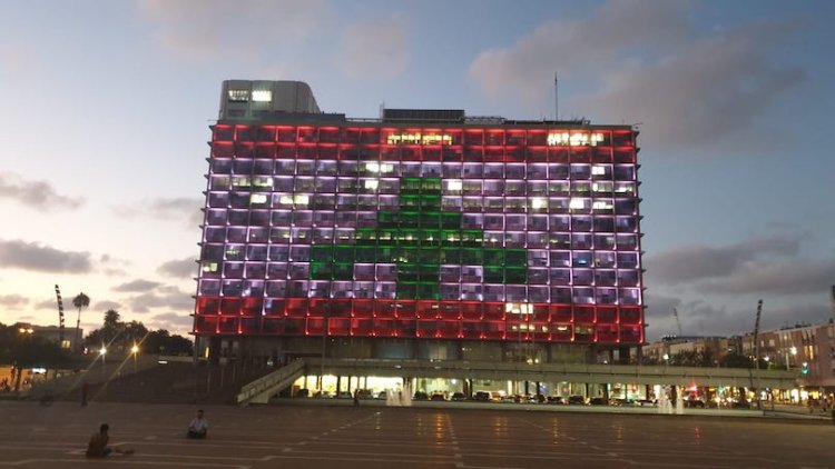 בית עיריית תל אביב מואר עם דגל לבנון, הערב (קרדיט: דוברות עיריית תל אביב-יפו)