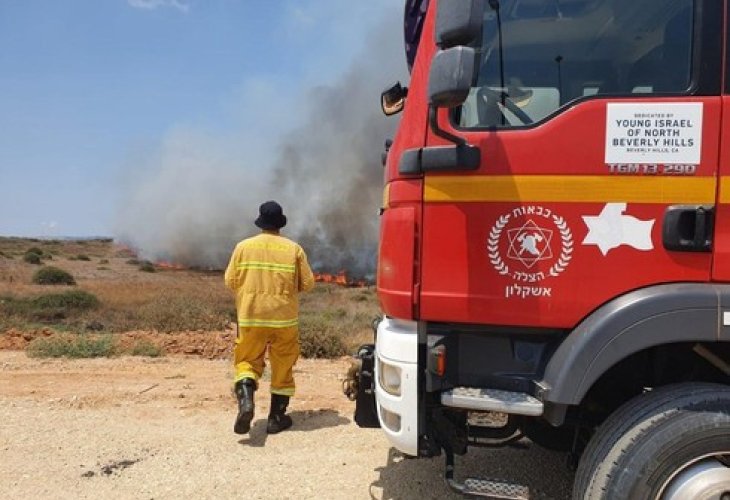 כוחות כיבוי בעוטף עזה (צילום: דוברות כבאות והצלה)