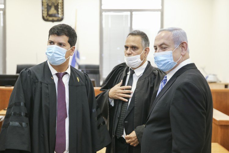 נתניהו ופרקליטיו בבית המשפט, 24 במאי 2020 (צילום: עמית שאבי, פול)