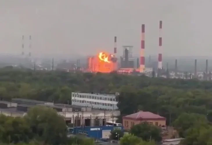 פגיעה בבית זיקוק רוסי (צילום: לפי סעיף 27א')