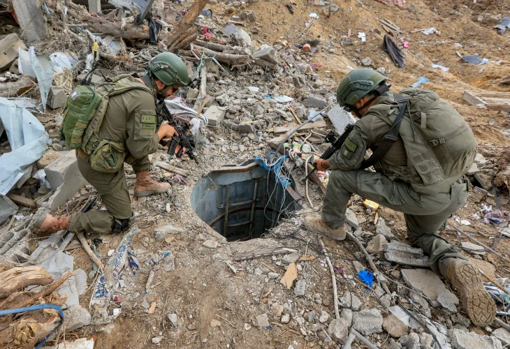 חיילי צה״ל ליד פיר מנהרה של חמאס בעזה (צילום: אורן כהן, פלאש90)