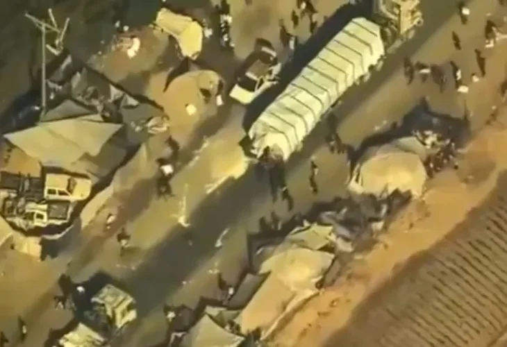 תיעוד ביזת משאית הסיוע (צילום: CENTCOM)