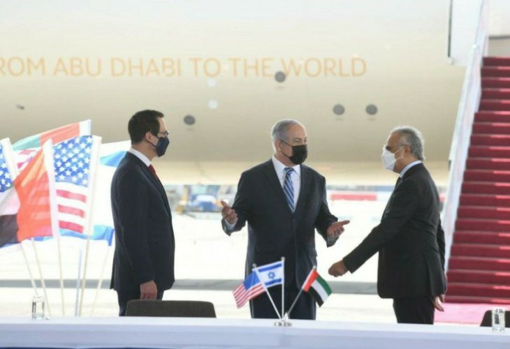 מימין: א-טאייר, נתניהו ומנוצ’ין בנתב"ג (צילום: עמוס בן גרשום, לע"מ)