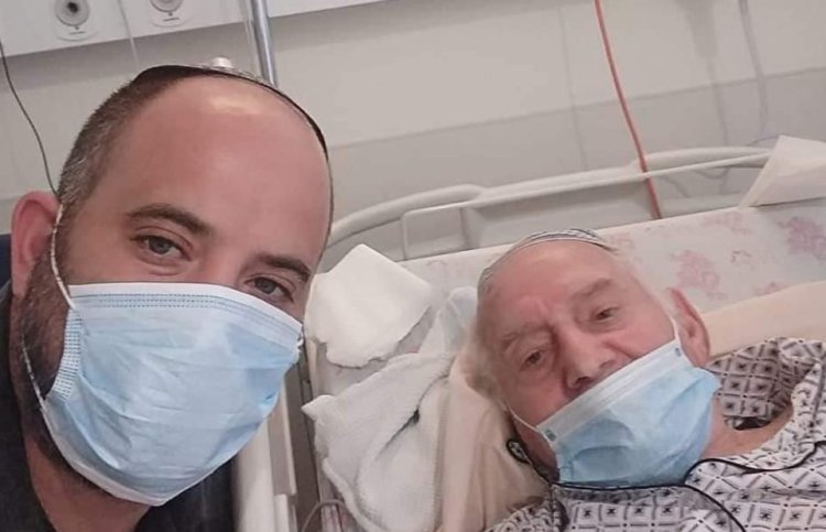 אליסף לצד מיטת סבו בבית החולים (צילום: מתוך פייסבוק)